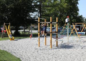 Foto8 Nova igrala in telovadna orodja v športnem parku Ihan